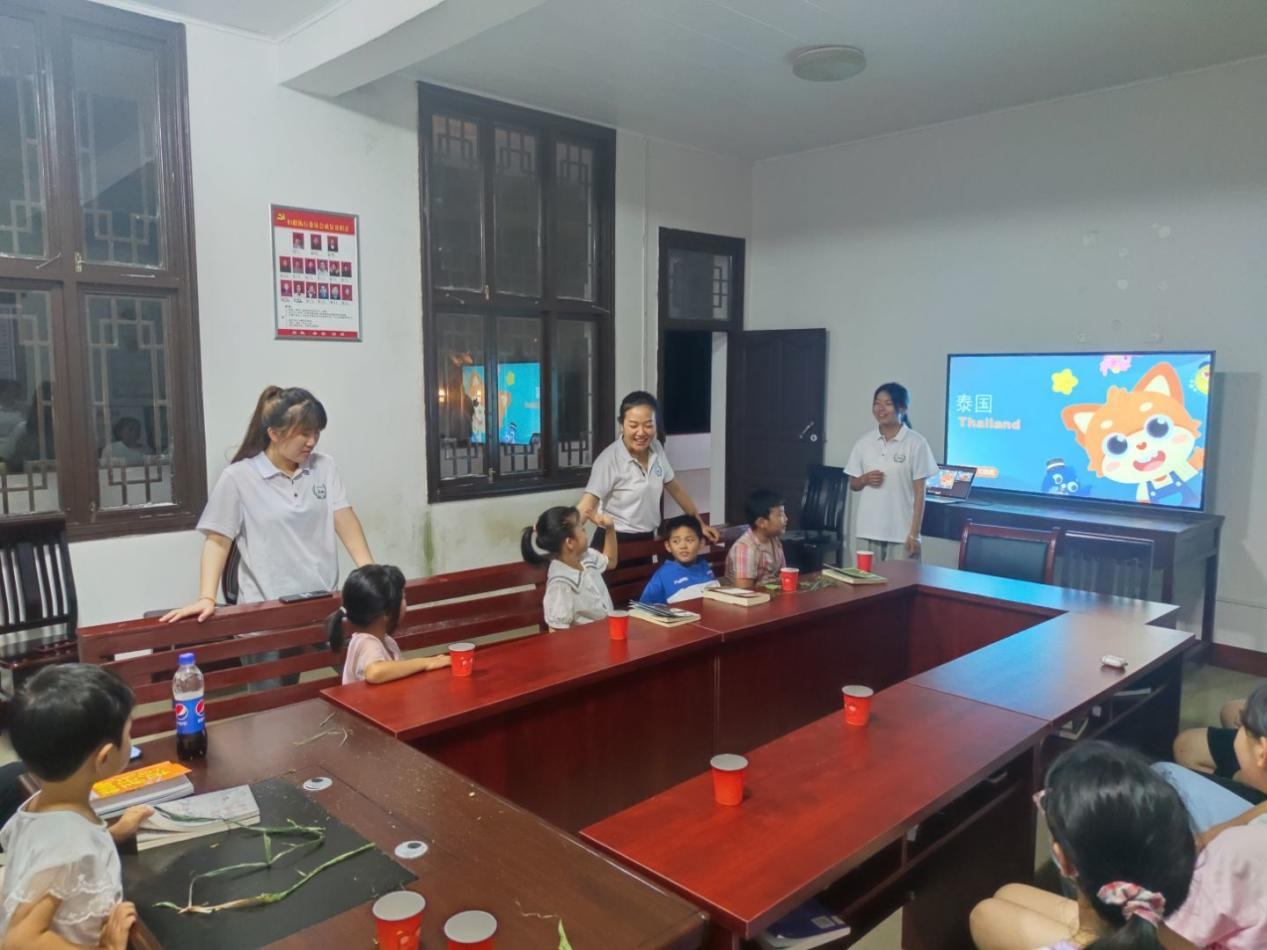 XK星空学子带乡村孩子体验双语“环球旅行”_fororder_图片1